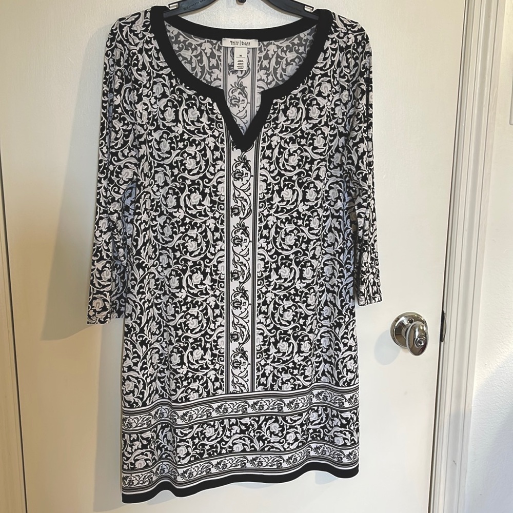 sz M womens tunic. WHBM. 3/4 sleeve. White, black & gray pattern.